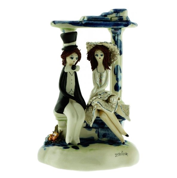 Фигурка из фарфора Пара в парке в белом