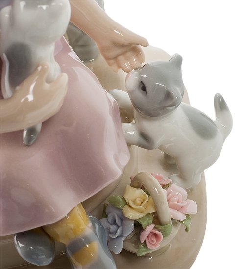 Статуэтка из керамики Девочка с котятами Pavone CMS-12/23, увеличенный вид котенка