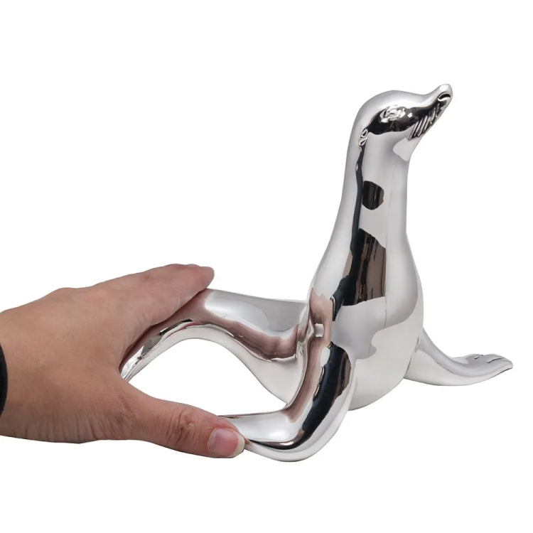 Статуэтка Серебряный Морской котик Exetera Argenti 46-247325, вид в руках
