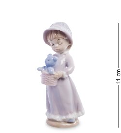Фарфоровая фигурка Девочка с игрушкой