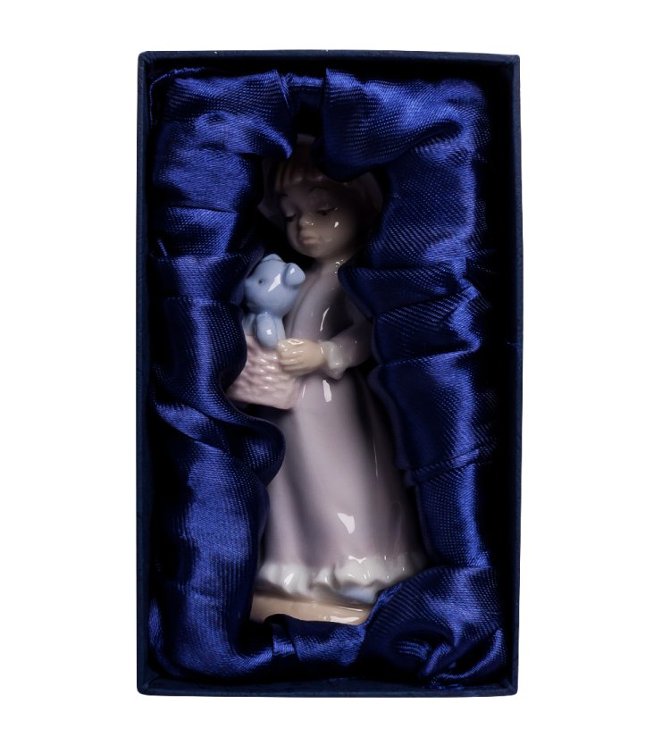 Фарфоровая фигурка Девочка с игрушкой Pavone JP-29/55, фотография в упаковке