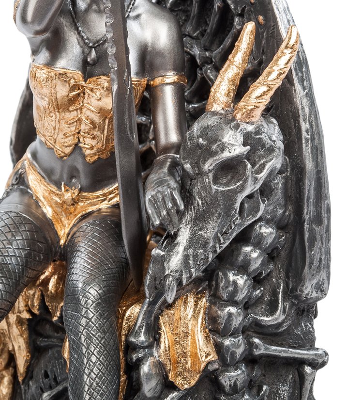 Статуэтка Амазонка в золотом одеянии Veronese WS-492, увеличенный вид деталей