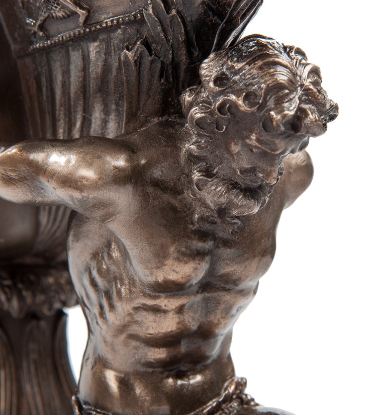 Часы Чаша урожая на плечах атлантов Veronese WS-618, увеличенный вид атланта