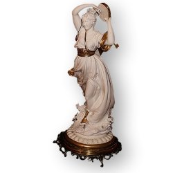 Статуэтка из фарфора Дева с бубном