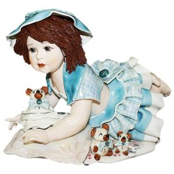 Фарфоровая статуэтка Девочка с медведем лежащая на подушке