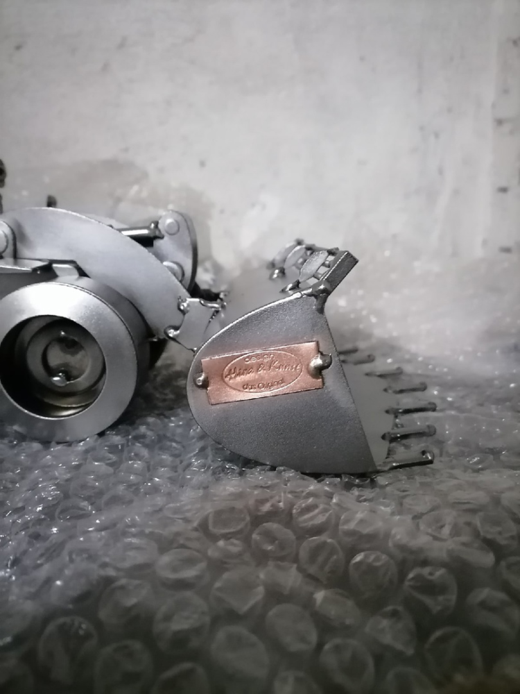 Фигурка из металла Бульдозер 460 Hinz & Kunst, фото со склада вид клейма