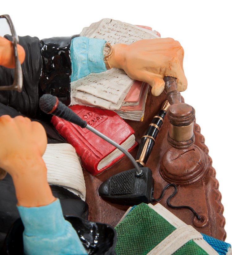 Статуэтка Серьезный Судья - The Judge Forchino FO-85529, увеличенный вид стола