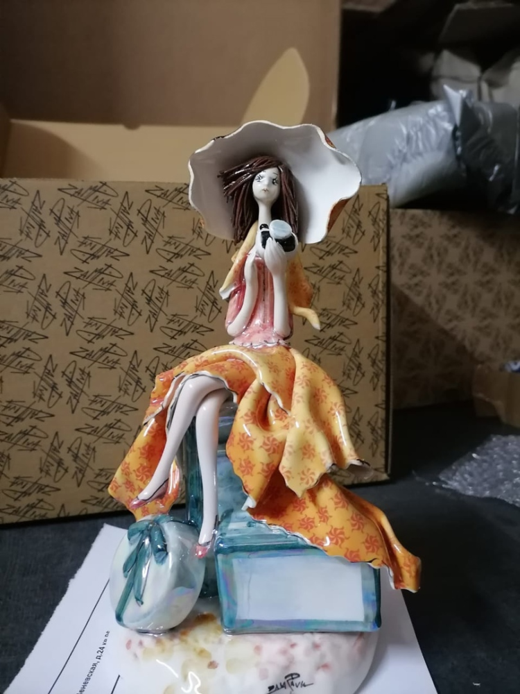 Статуэтка из фарфора Дама с фотоаппаратом, фото со склада