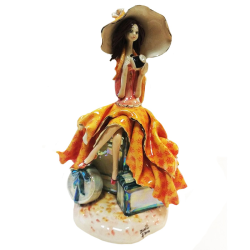 Статуэтка из фарфора Дама с фотоаппаратом