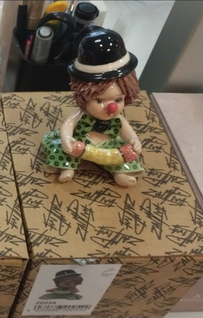 Фигурка из фарфора мальчик клоун с гармошкой, фото со склада