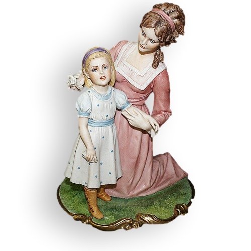 Статуэтка из фарфора С мамой на лужайке