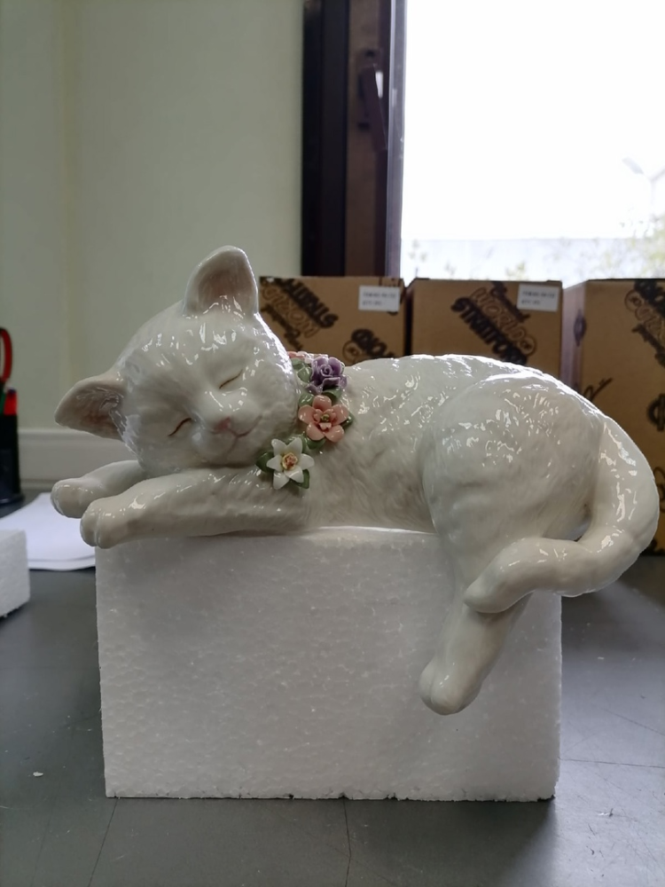 Статуэтка из фарфора Белый котенок спит Pavone CMS-15/11, фото со склада портретный вид