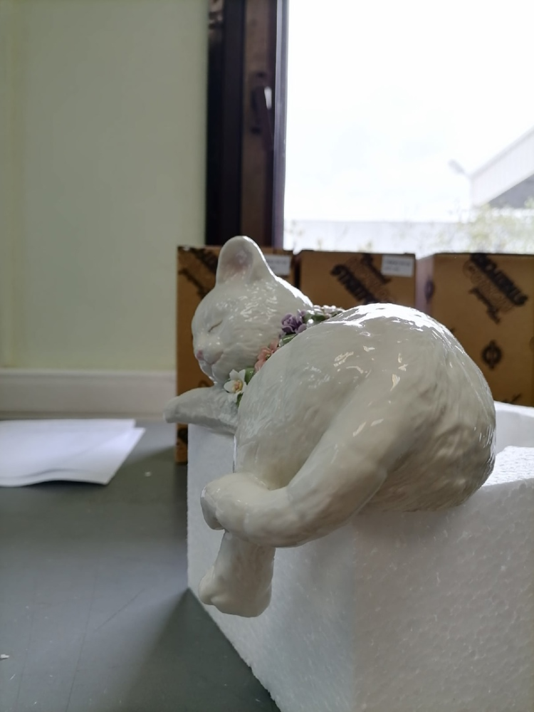 Статуэтка из фарфора Белый котенок спит Pavone CMS-15/11, фото со склада вид профиль