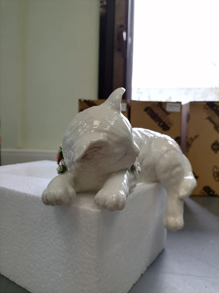 Статуэтка из фарфора Белый котенок спит Pavone CMS-15/11, фото со склада вид с другой стороны