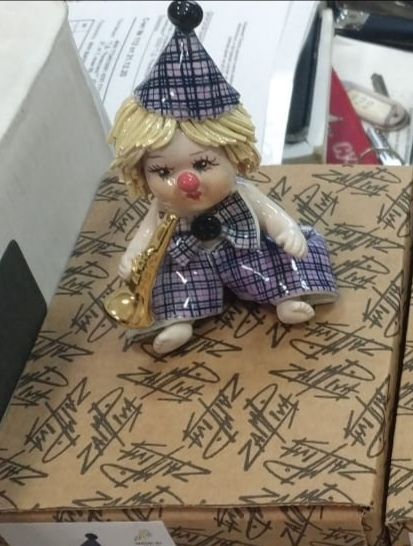 Фигурка из фарфора Клоун - мальчик с трубой, фото со склада