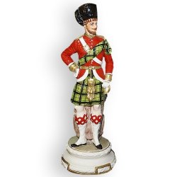 Статуэтка Фарфоровый солдатик - Шотландский солдат