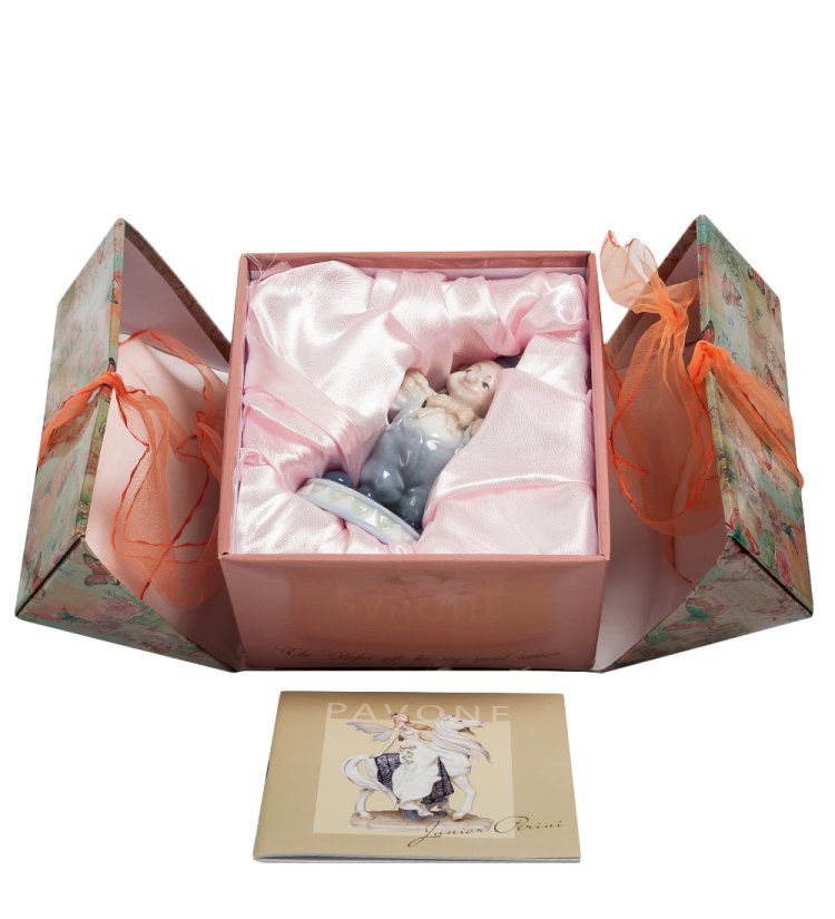 Статуэтка из фарфора Маленький клоун с бантом Pavone JP-19/10, фотография в упаоквке