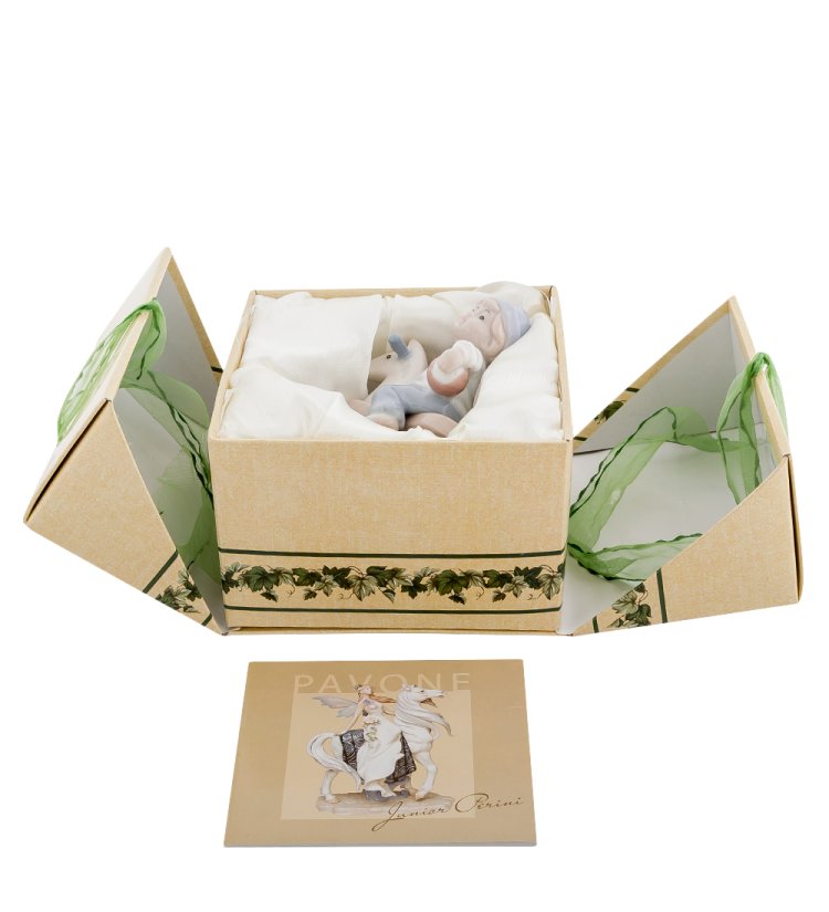 Статуэтка из фарфора Мальчик на Лошадке с мячиком Pavone JP-36/17, фотография в упаковке