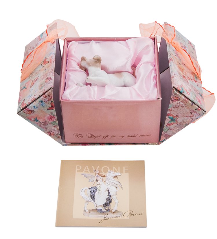 Фигурка из фарфора Щенок с тапкой Pavone JP-31/26, фотография в упаковке