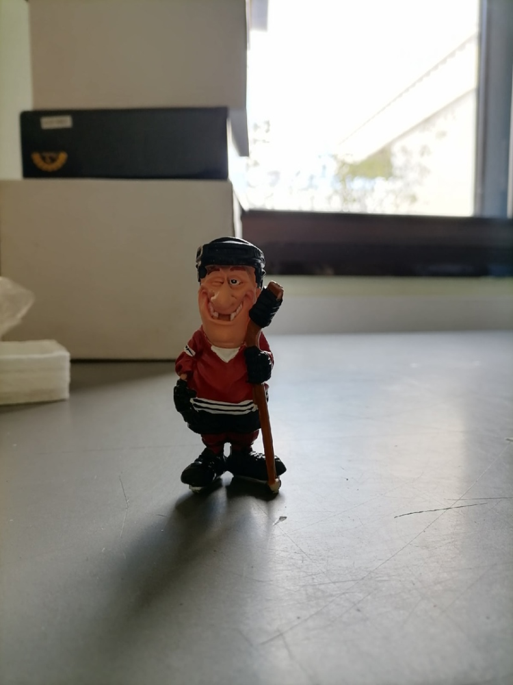 Статуэтка Хоккеист The Comical World of Stratford RV-628, фото со склада портретный вид