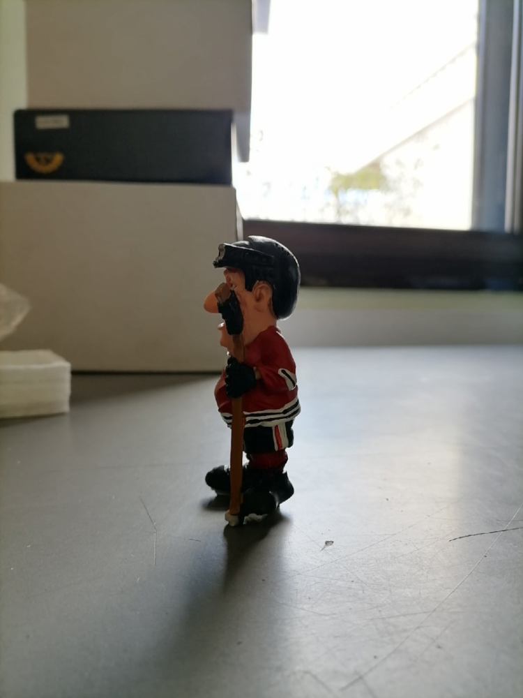 Статуэтка Хоккеист The Comical World of Stratford RV-628, фото со склада вид профиль