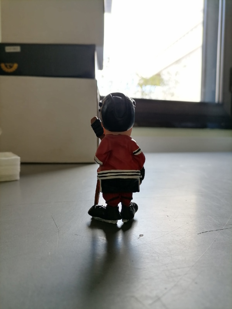 Статуэтка Хоккеист The Comical World of Stratford RV-628, фото со склада оборотная сторона