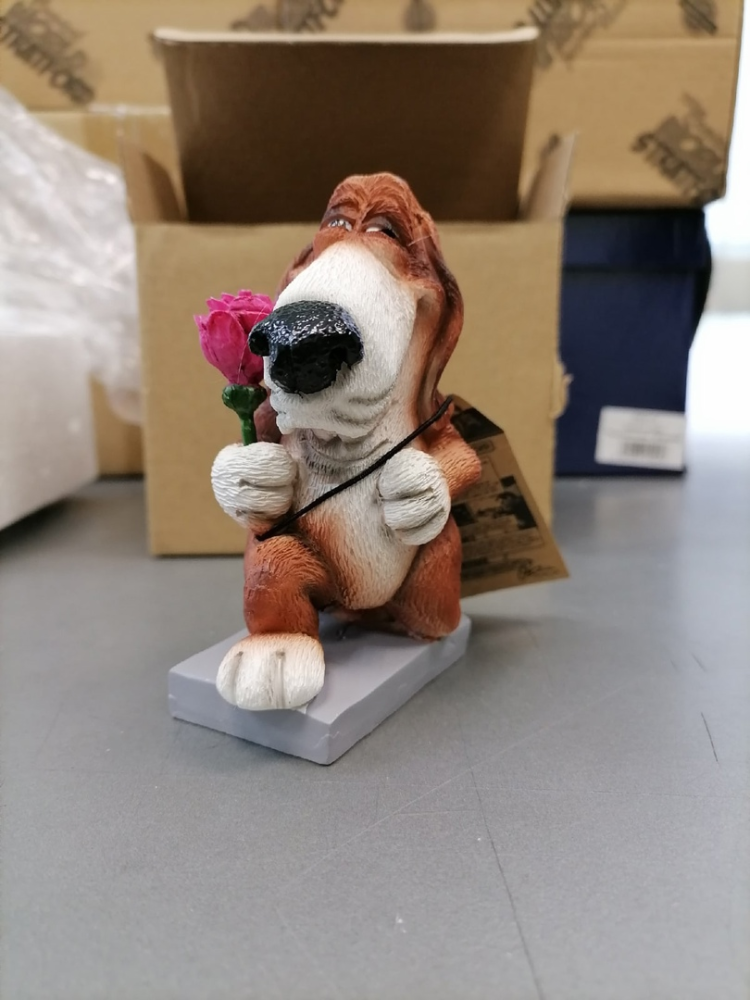 Статуэтка Собака Бассет-хаунд Цветы для прекрасной Леди The Comical World of Stratford RV-910, фото со склада портретный вид