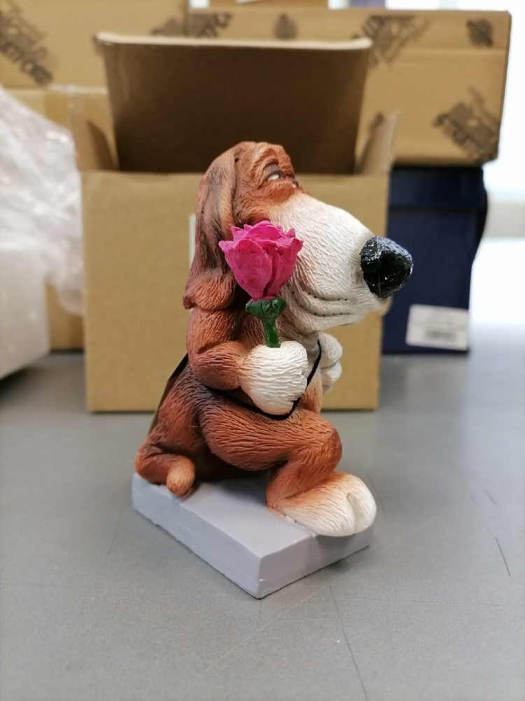 Статуэтка Собака Бассет-хаунд Цветы для прекрасной Леди The Comical World of Stratford RV-910, фото со склада вид профиль