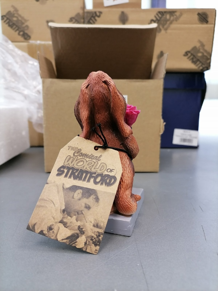 Статуэтка Собака Бассет-хаунд Цветы для прекрасной Леди The Comical World of Stratford RV-910, фото со склада оборотная сторона с биркой