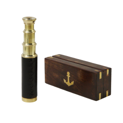 Маленькая подзорная труба с кожаным покрытием в деревянном боксе