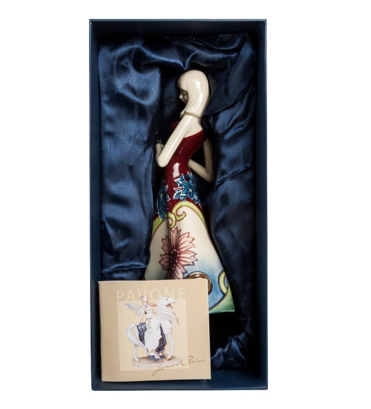 Статуэтка из фарфора Девушка в бордовом платье с цветами Pavone JP-157/ 2, фотография в упаковке