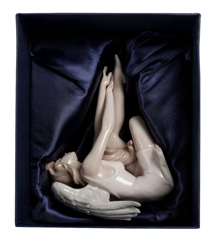 Статуэтка из фарфора Девушка Ангел сидит на ноге Pavone JP-10/ 4, фотография в упаковке