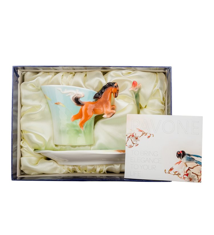 Чайная пара из фарфора с ложечкой Лошадь Pavone FM-70/ 1, фотография в упаковке