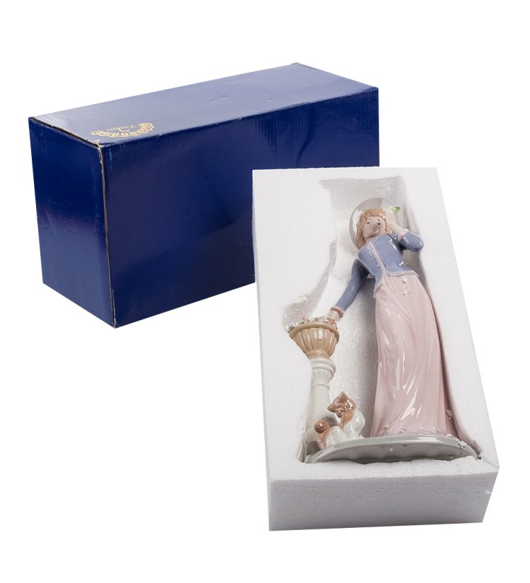 Статуэтка из керамики Леди с щенком у колонны с цветами Pavone CMS-20/24, фотография в упаковке