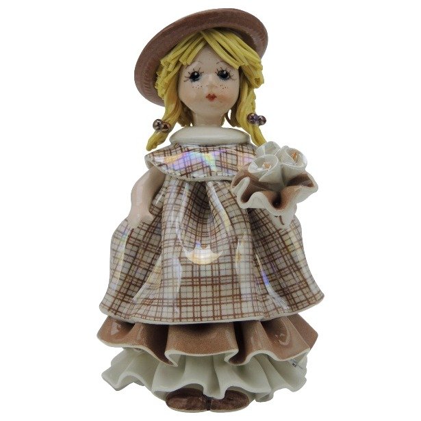 Статуэтка из фарфора Кукла стоящая и держащая букет цветов