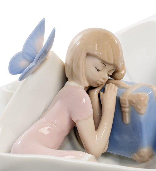 Музыкальная статуэтка из фарфора Девочка в лодке Pavone  JP-42/29, увеличенный вид девочки