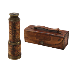 Маленькая подзорная труба с кожаным покрытием в футляре