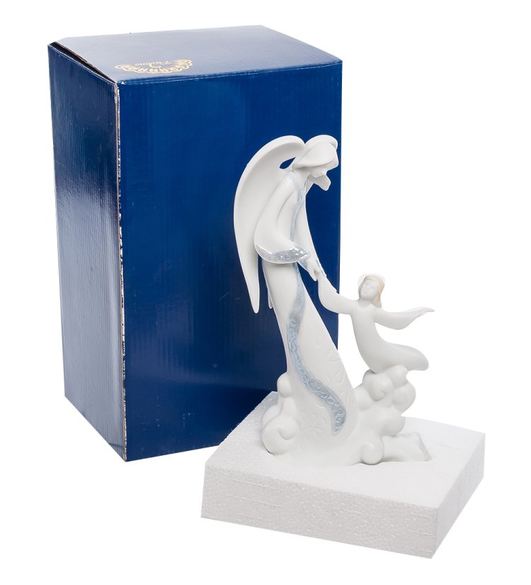 Статуэтка из бисквитного фарфора Ангел-хранитель и парящая девочка Pavone JP-17/ 12, фотография на фоне упаковки