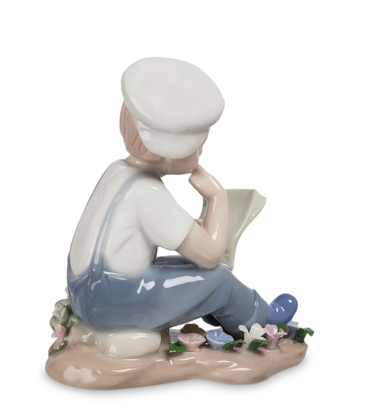 Статуэтка из фарфора Мальчик с тетрадкой Pavone JP-42/19, фотография со спины