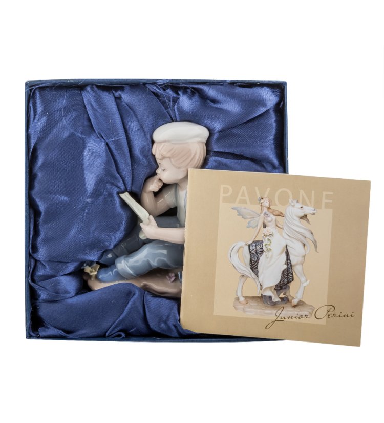 Статуэтка из фарфора Мальчик с тетрадкой Pavone JP-42/19, фотография в коробочке