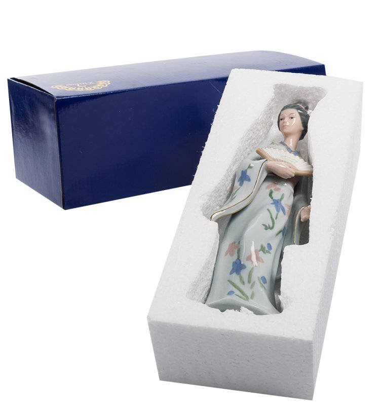 Статуэтка из керамики Леди Катсура Pavone CMS-20/37, фотография в упаковке