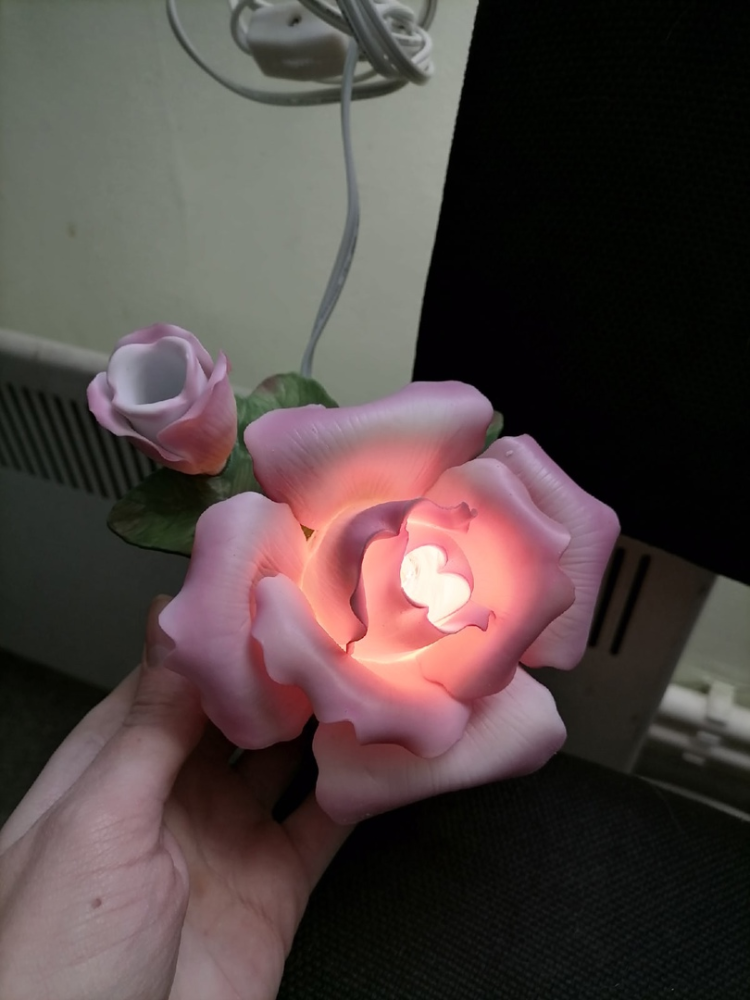 Аромасветильник из фарфора Роза Pavone CMS-16/ 7, фото со склада включенный вид