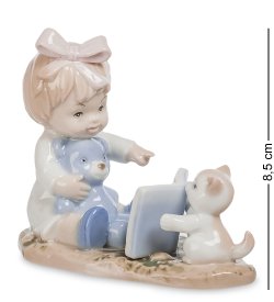 Фигурка из фарфора Девочка Юный учитель