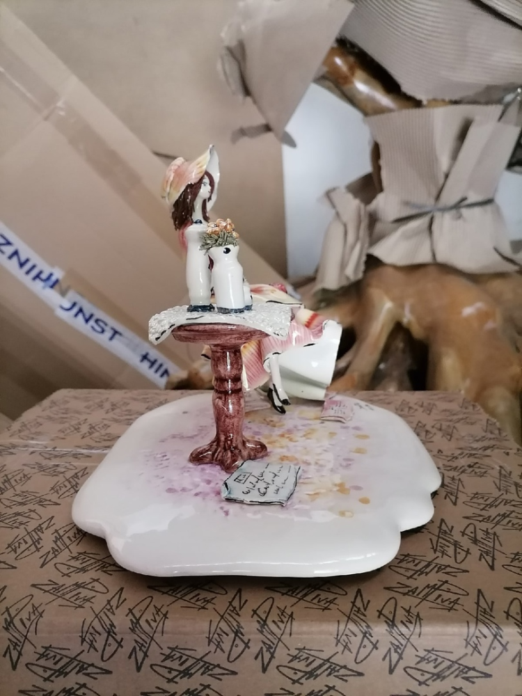 Фигурка из Леди за кофейным столиком, фото со склада профиль