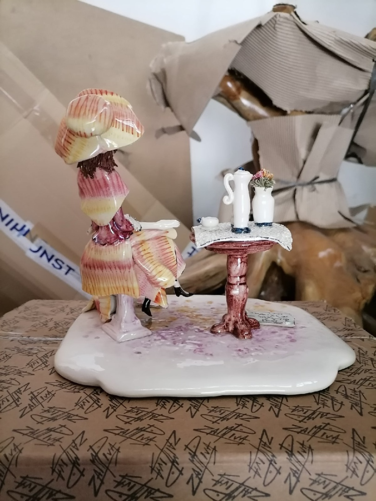 Фигурка из Леди за кофейным столиком, фото со склада оборотная сторона