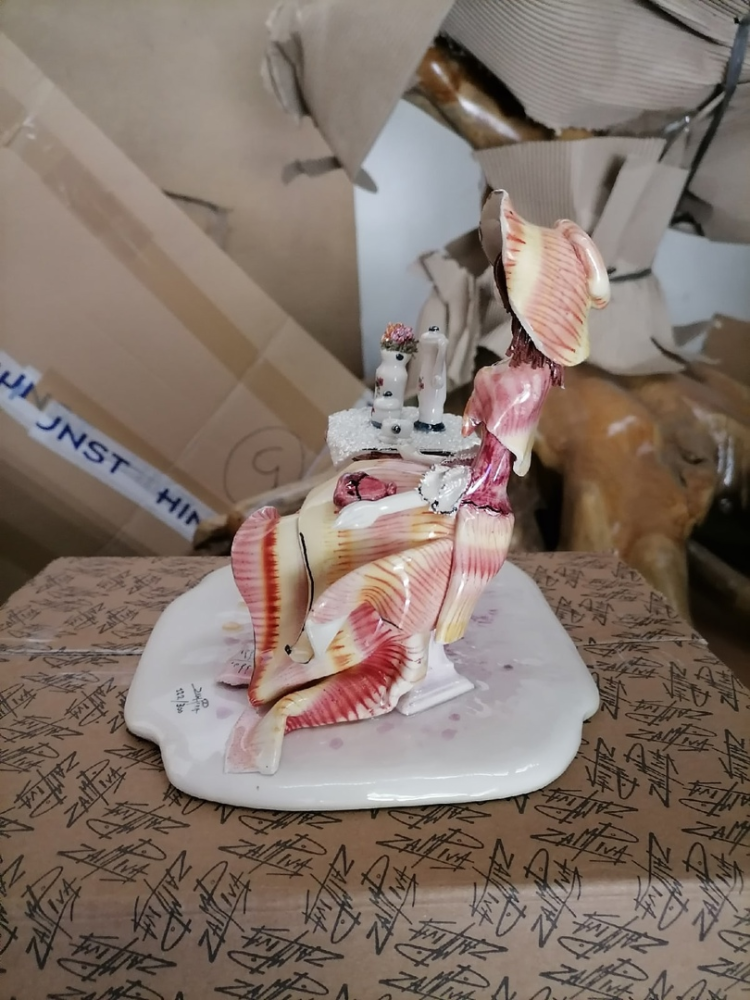 Фигурка из Леди за кофейным столиком, фото со склада вид профиль