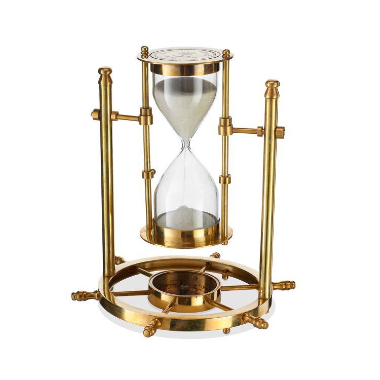 Песочные часы с компасом на латунном штурвале 