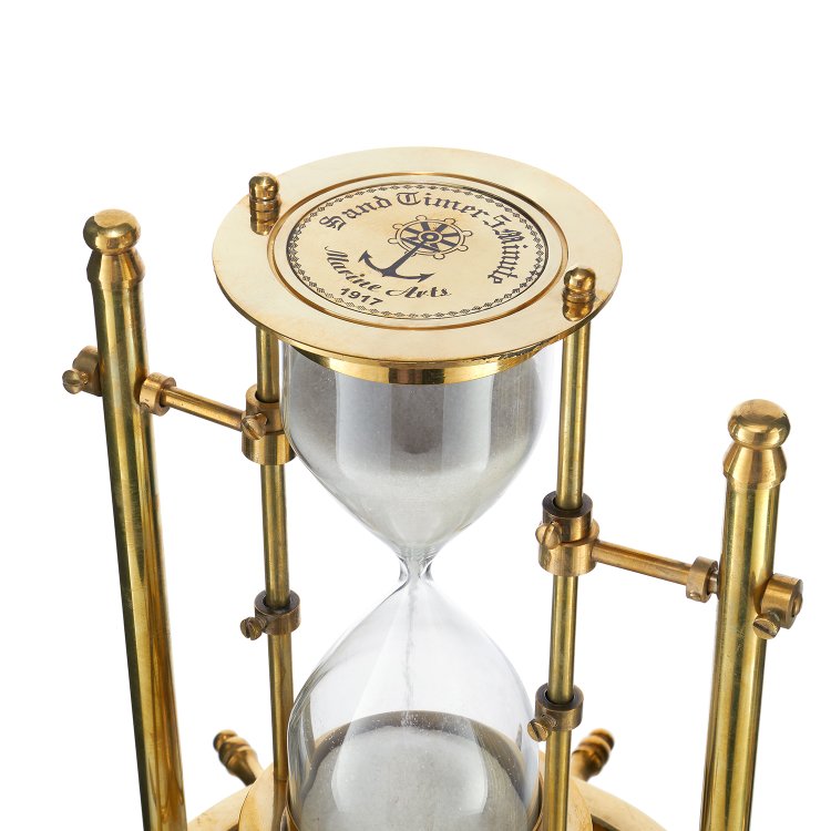 Песочные часы с компасом на латунном штурвале, фотография сверху