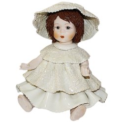 Фарфоровая статуэтка Кукла сидящая с темными волосами в белом платье