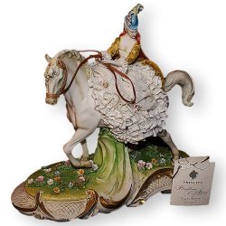 Статуэтка из фарфора Дама на коне